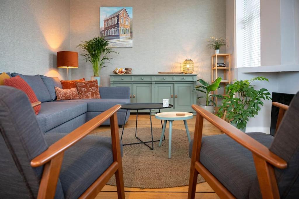 Sfeervol Verblijf In Oude Gemeentehuis Eenrum. Exteriör bild