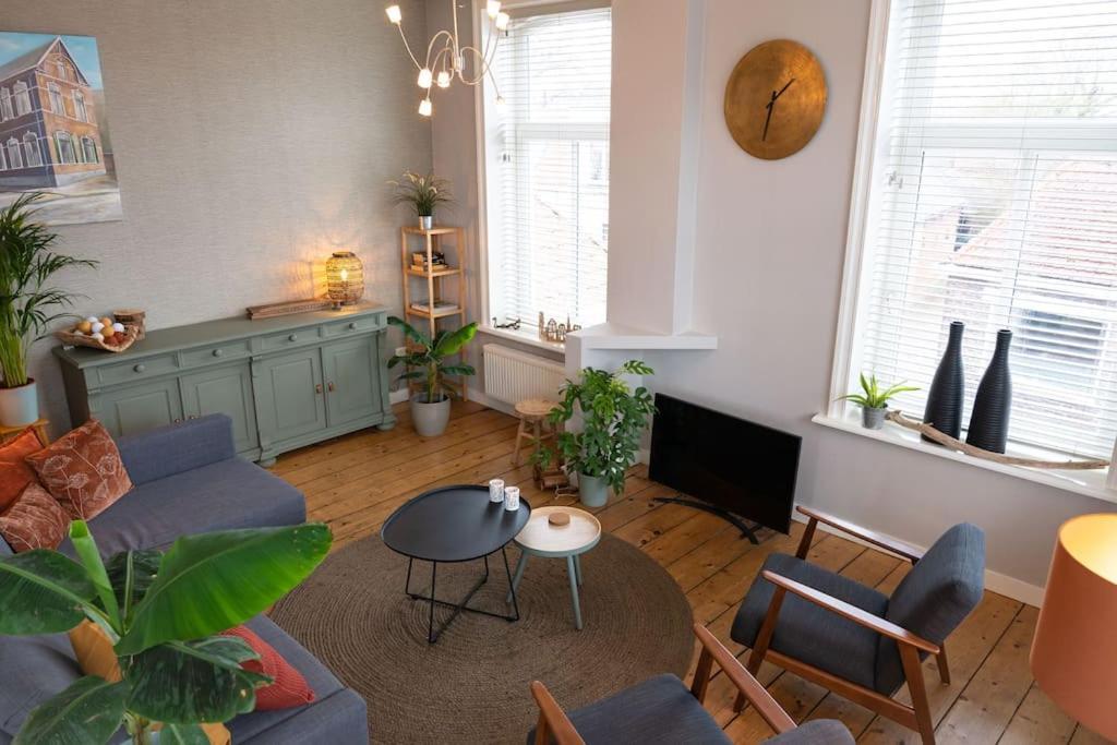 Sfeervol Verblijf In Oude Gemeentehuis Eenrum. Exteriör bild