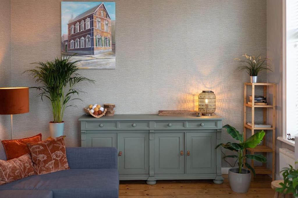 Sfeervol Verblijf In Oude Gemeentehuis Eenrum. Exteriör bild