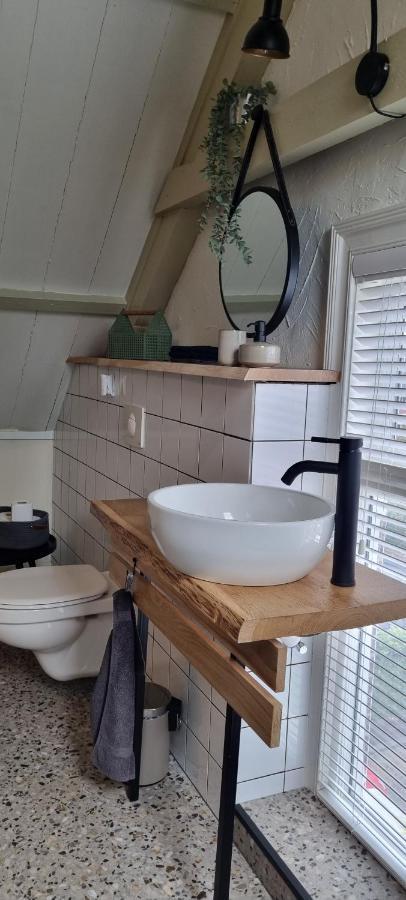 Sfeervol Verblijf In Oude Gemeentehuis Eenrum. Exteriör bild