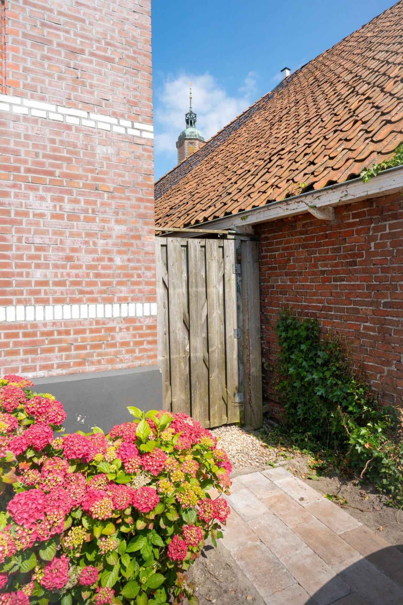 Sfeervol Verblijf In Oude Gemeentehuis Eenrum. Exteriör bild
