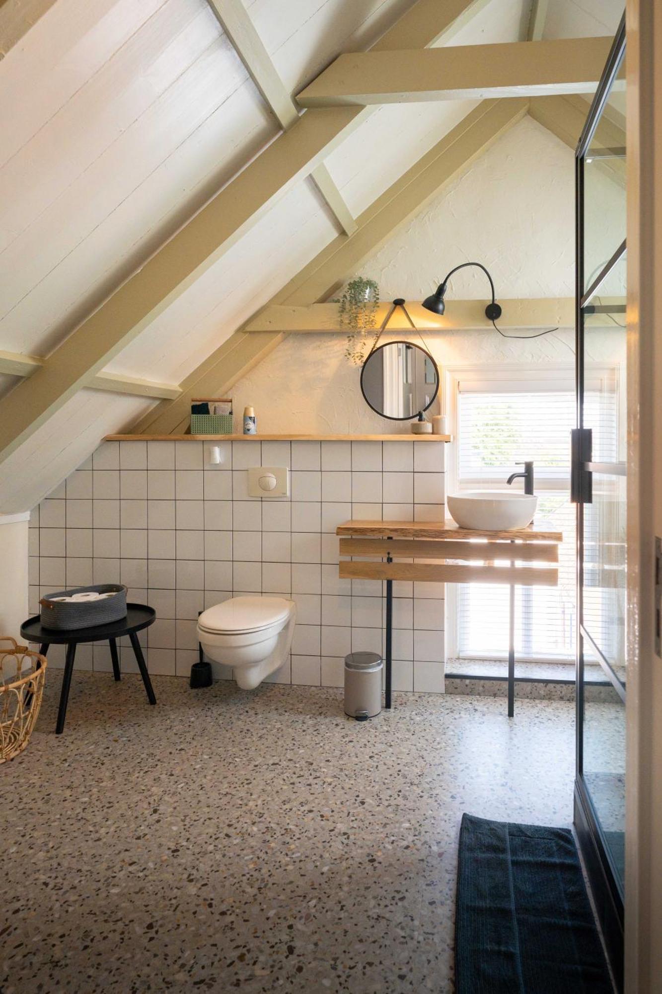 Sfeervol Verblijf In Oude Gemeentehuis Eenrum. Exteriör bild