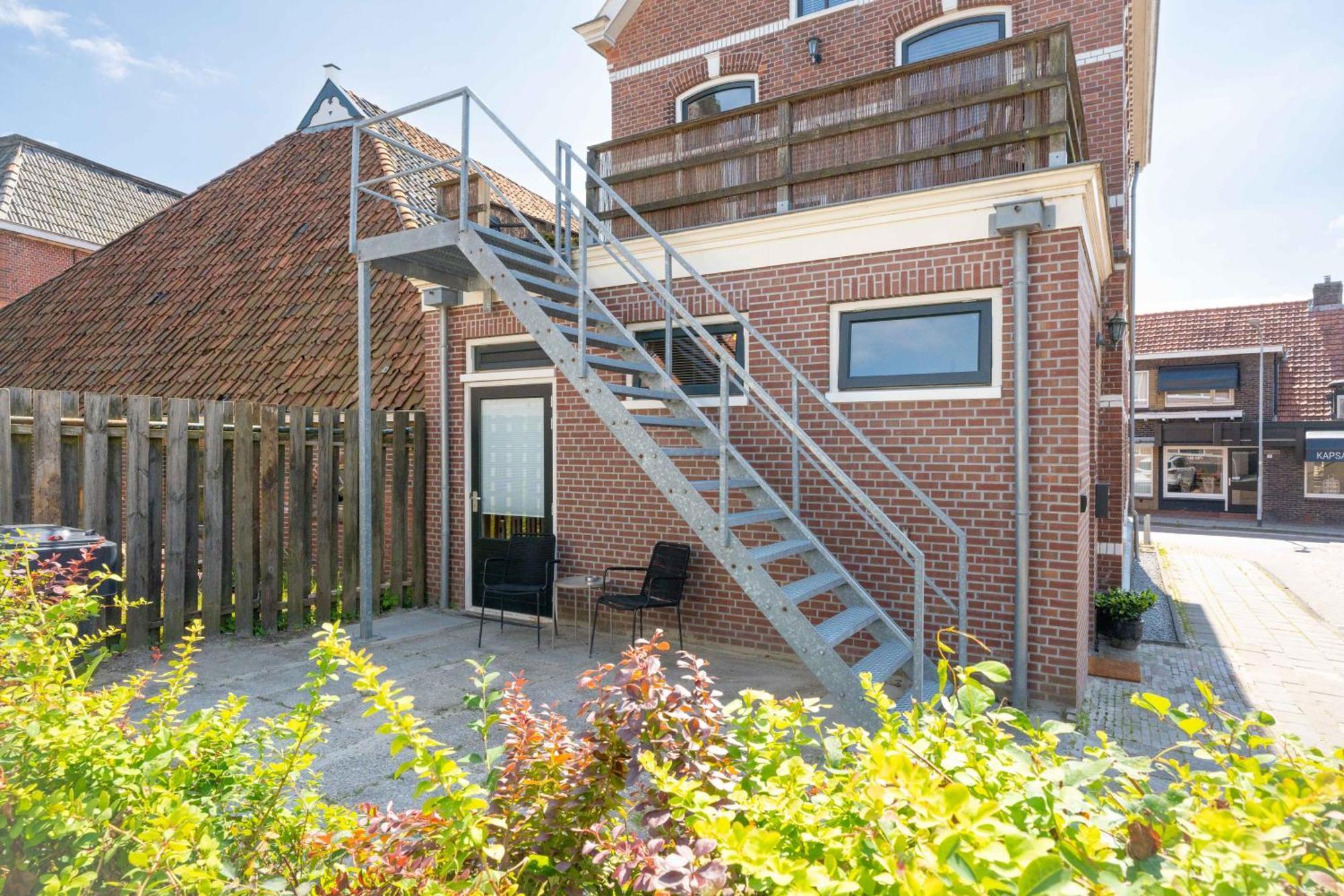 Sfeervol Verblijf In Oude Gemeentehuis Eenrum. Exteriör bild