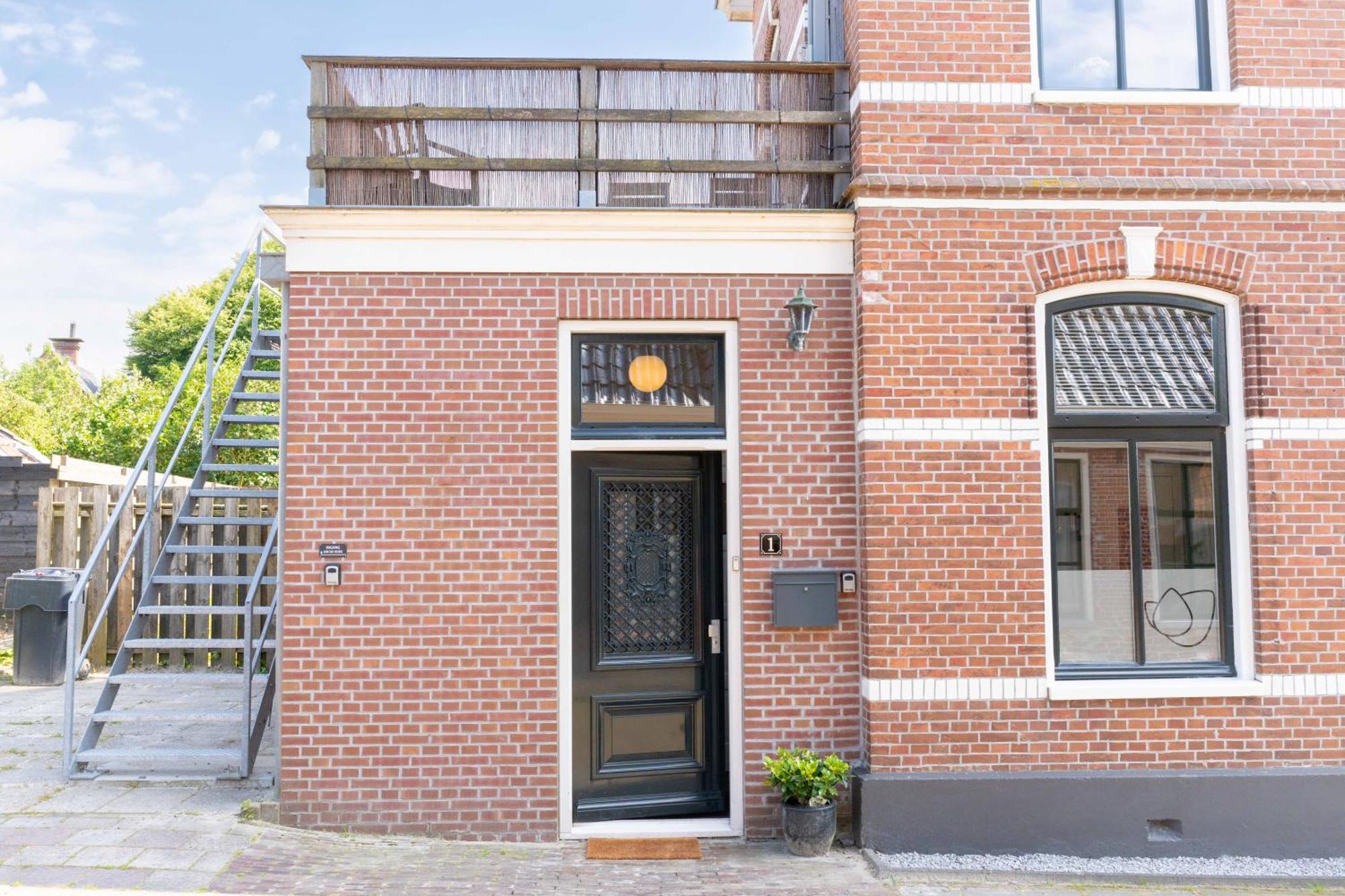 Sfeervol Verblijf In Oude Gemeentehuis Eenrum. Exteriör bild